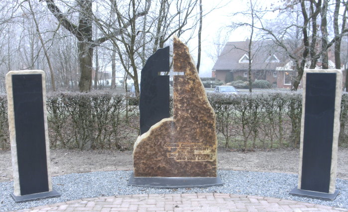 Denkmal mit Stehlen Denkmal mit Stehlen