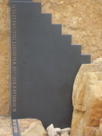 Schrift auf Denkmal II